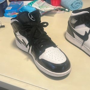 Jordan 1 Mid SE . Only wore 1 time. Size 6